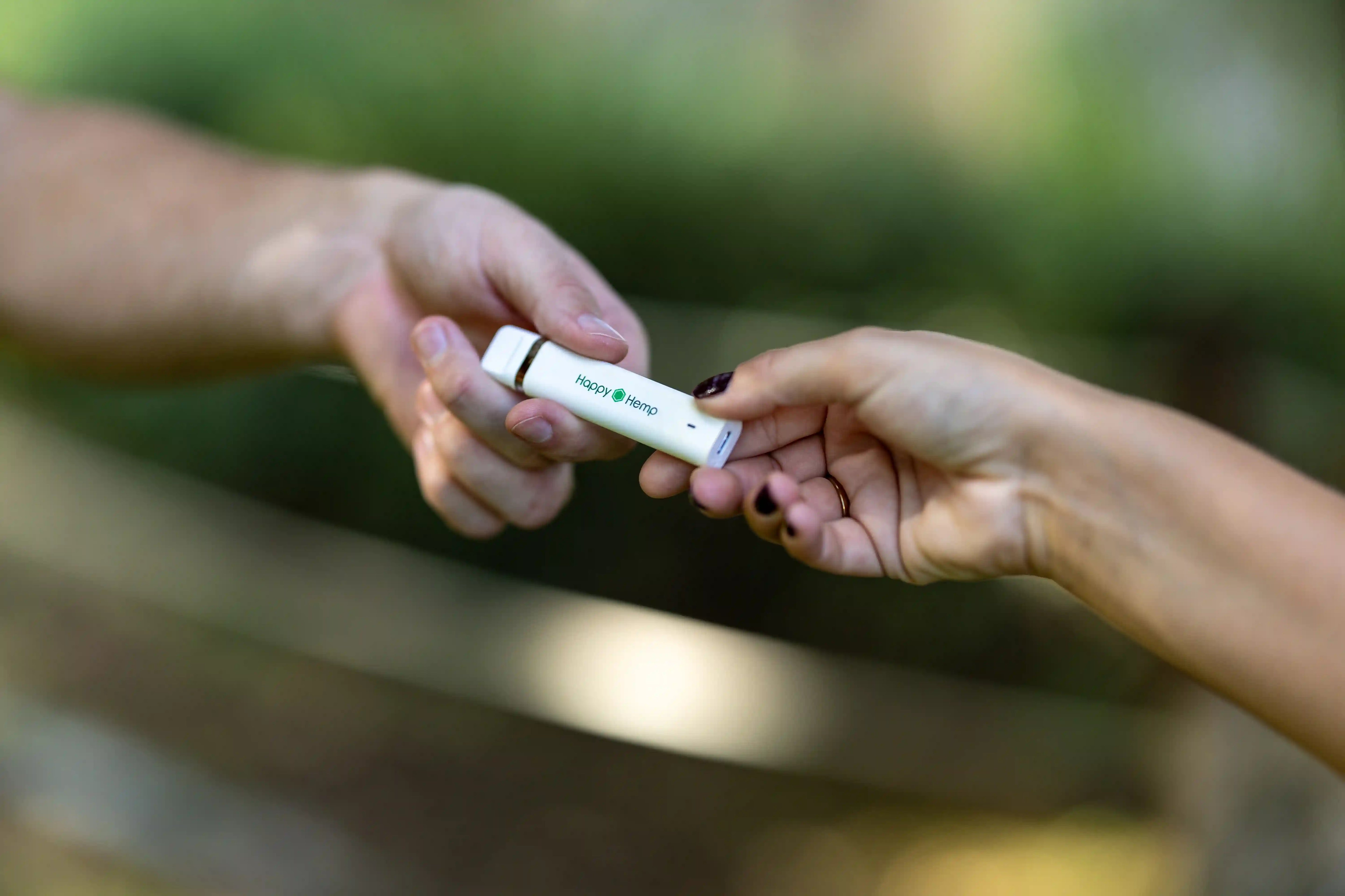 H3 Ultra Vape Pen wird von einer Hand in eine andere Hand übergeben